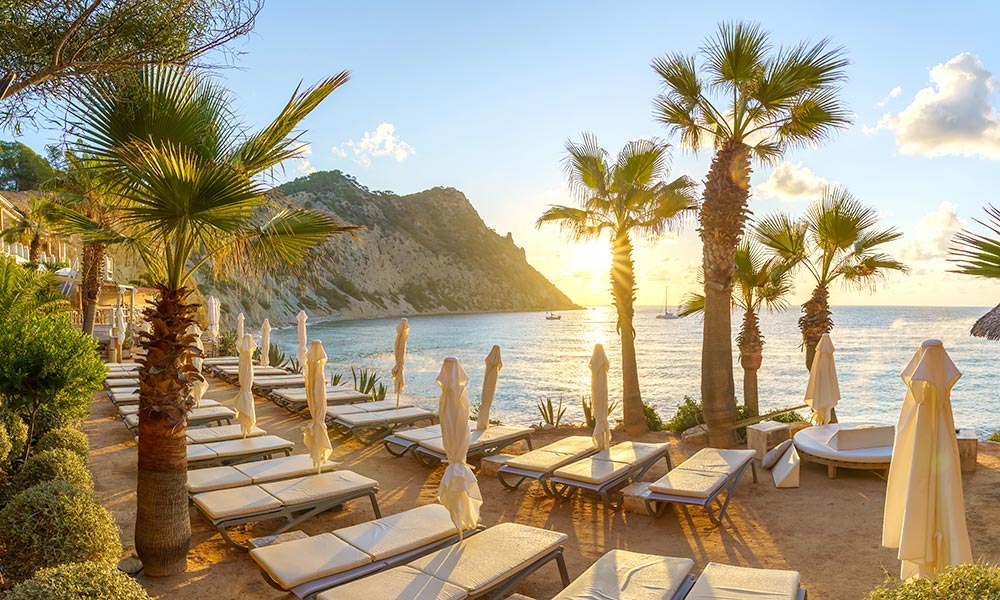 Beach clubs en Ibiza: recomendaciones y consejos 